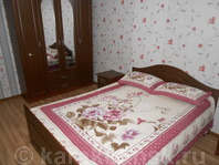Трехкомнатная квартира по Карасаева (Тельмана): Спальня с двуспальной кроватью