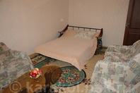 Двухкомнатная квартира по Туманова: В зале установлен диван-кровать