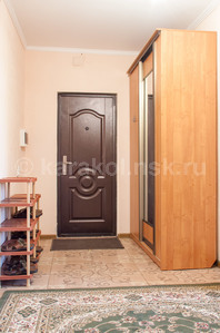Гостевой дом "Жанат": Входная дверь, тапочки, шкаф