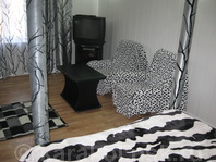 Однокомнатная квартира "Пилигрим" по Кадырова: ТВ, два дивана, столик, теплые полы