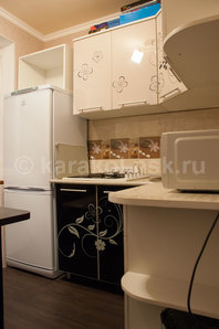 Однокомнатная квартира по Абдрахманова: Кухня, угловой стол, холодильник, плита, микроволновка