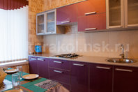 Двухкомнатная квартира по Кыштобаева: Кухня - кухонный гарнитур, раковина, газ плита