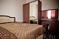 Гостиница / Отель "Intour": Люкс комната двуспальная кровать