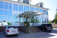 Гостиница "Альтамира": Главный вход со двора гостиницы