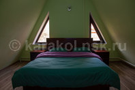 "Каным" - гостевые коттеджи шале с камином: Второй этаж , спальная комната с одной двуспальной кроватью