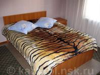 Двухкомнатная квартира м/н Восход: Спальня с двуспальной кроватью