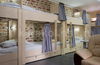 Хостел Дуэт: Три двухъярусные кровати в ряд вдоль стены