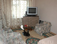 Двухкомнатная квартира по Туманова: Зал, диван, кресла, столик, ТВ, комод