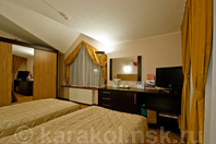 Отель Каприз-Каракол: Двухместный номер Twin Room обстановка в номере