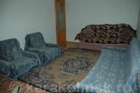 Двухкомнатная квартира по Карасаева II (Тельмана): Зал, диваны, кресла