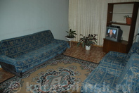 Двухкомнатная квартира по Карасаева II (Тельмана): Зал, ТВ, тумбочка, кресла
