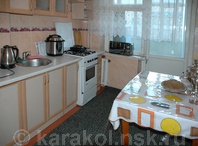 Двухкомнатная квартира по Джакыпова: Кухня в квартире. Стол, холодильник, мойка, мультиварка, газ, микроволновка