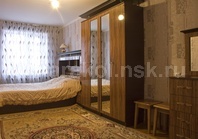 Двухкомнатная квартира по Абдрахманова: Спальня с двуспальной кроватью, шкаф, комод, зеркало