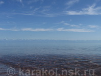 Прозрачная, теплая вода озера Иссык-Куль