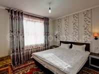 Гостевой дом "Аскар": Двуспальная кровать в комнате с отдельным санузлом