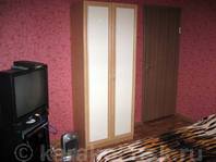 Трехкомнатная квартира по Туманова: Комната с двуспальной кроватью, шкаф, ТВ