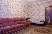 Двухкомнатная квартира по Кыштобаева: Зал: диван, кровать и кресла