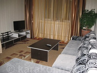 Гостевой дом "Сакура": Просторная гостиная, угловой диван, ТВ