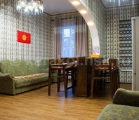 Двухкомнатная квартира по Ленина: Большой просторный зал, стол, кухня