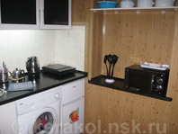 Однокомнатная квартира "Пилигрим" по Кадырова: Современная кухня, микроволновка, плитка, посуда, стиральная машинка