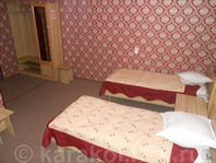 Гостевой дом "Karakol Holiday": Двухместная комната, раздельные кровати, тумбочки, столики, шкафы