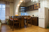 Двухкомнатная квартира по Ленина: Кухня, большой стол, холодильник, плита, микроволновка