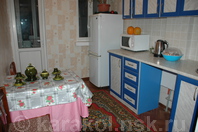 Трехкомнатная квартира по Джакыпова: Кухня в квартире. Стол, холодильник, мойка, газ, микроволновка