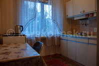 Однокомнатная квартира по Абдрахманова 135: Кухня, стол, холодильник, чайник, плитка, посуда