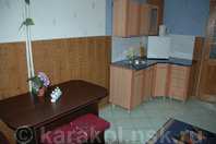 Двухкомнатная квартира по Карасаева II (Тельмана): Кухня, все необходимое, стол, холодильник, газ, мойка