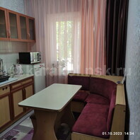 Трехкомнатная квартира по Кыштобаева: Кухня, все необходимое, стол, микроволновка, холодильник