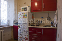 Двухкомнатная квартира по Абдрахманова: Кухня, холодильник, плитка, микроволновка, чайник