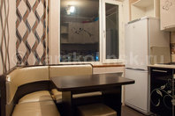 Однокомнатная квартира по Абдрахманова: Кухня, угловой стол, холодильник, плита