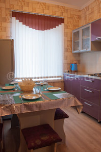 Двухкомнатная квартира по Кыштобаева: Кухня - стол и стулья