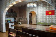 Двухкомнатная квартира по Ленина: Кухня, зал, стиpальная машинка, небольшой камин