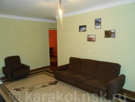 Трехкомнатная квартира по Пржевальского: Зал, диван, два кресла