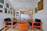 Гостевой дом "An Artisans": Библиотека, кресла, журнальный столик