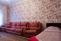 Двухкомнатная квартира по Кыштобаева: Зал: одноместная кровать и нераскладной диван