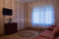 Двухкомнатная квартира по Кыштобаева: Зал: диван, ТВ, стол