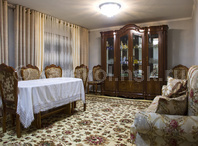 Гостевой дом "Аристократ": Гостиная, диван, тв, кресла, стол, стулья, трюмо