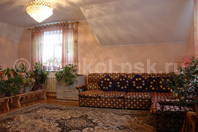 Гостевой дом "Тельман": Комната отдыха, большой угловой диван, цветы, уют