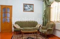 Гостевой дом "Sunny Valley": Комната с большим диваном и креслами главном корпусе