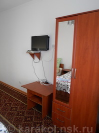 Гостиница "Кыргызстан": ТВ, тумбочки, столик, шкаф в трехместном номере "Стандарт"