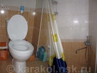Трехкомнатная квартира по Кыштобаева: Душевая и санузел. Раздельные