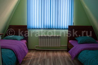 "Каным" - гостевые коттеджи шале с камином: Второй этаж , спальная комната с двумя кроватями