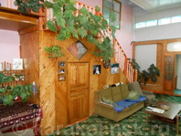 Гостевой дом "Шик": Комната для отдыха, гостиная, лестница, зелень
