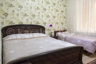 Двухкомнатная квартира по Кыштобаева: Спальня: две кровати, тумбочки
