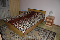 Двухкомнатная квартира по Карасаева II (Тельмана): Спальня с двуспальной кроватью