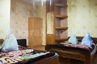 Двухкомнатная квартира по Ленина: Спальня, две кровати, полочки, шкаф