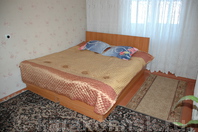 Двухкомнатная квартира по Джакыпова: Спальня с двуспальной кроватью