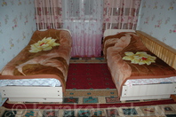Двухкомнатная квартира по Карасаева IV: Спальня, две раздельные кровати